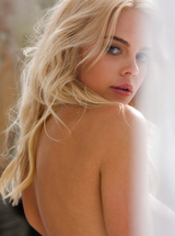 Sensational blonde supermodel Rachel Harris teases