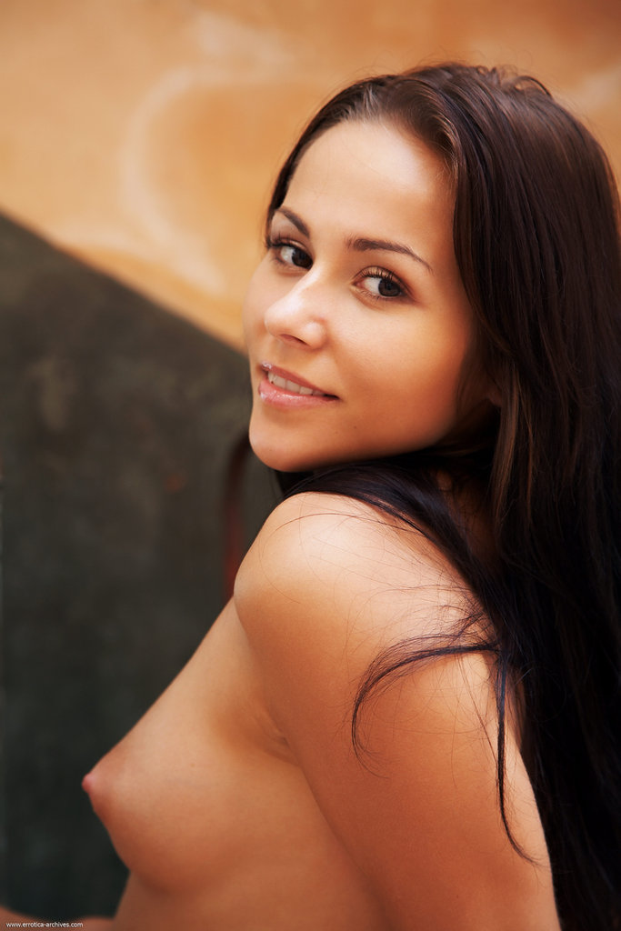 Sonia In Fontain - Photo 06