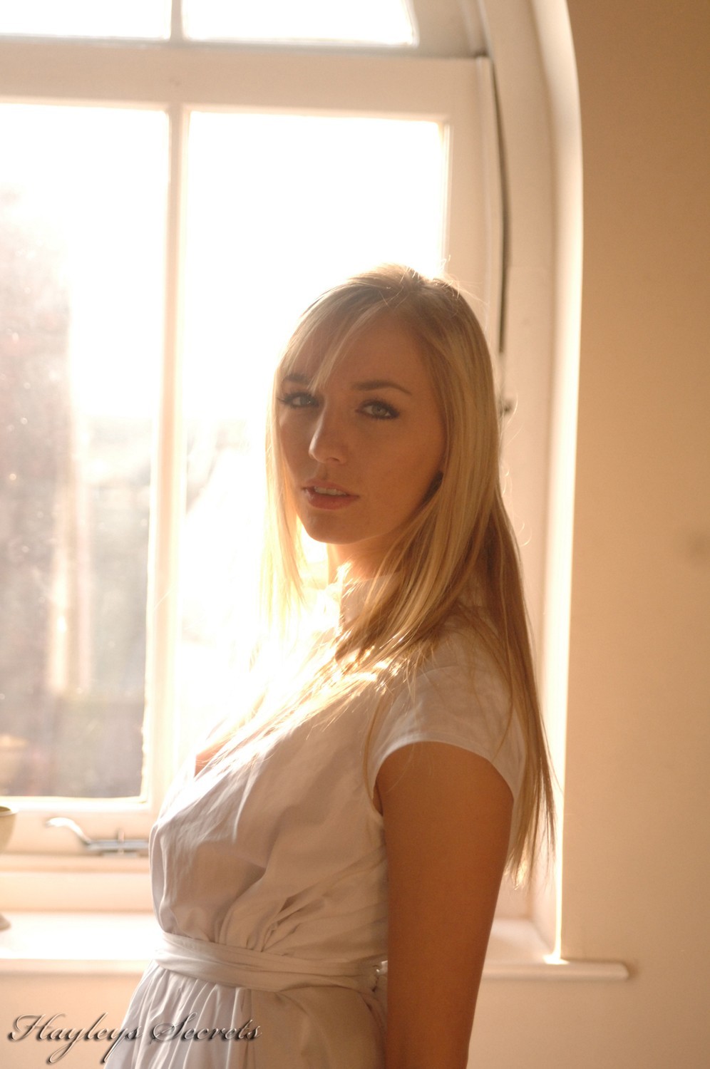 Hayley Marie Coppin In White Dress - Photo 06
