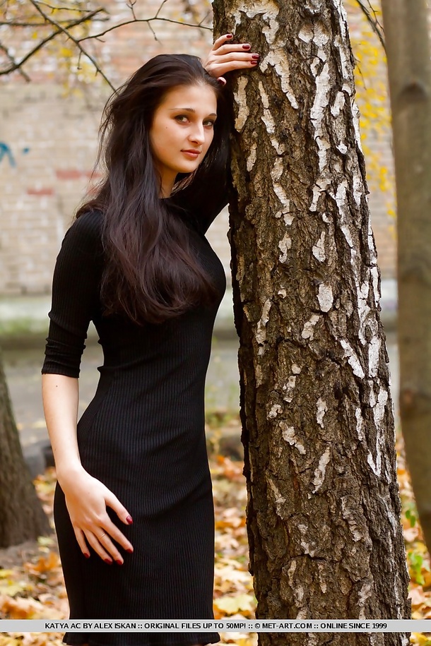 Tall and slender Katya - Photo 01