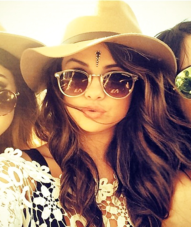 Hot Selena Gomez Pics - Photo 01