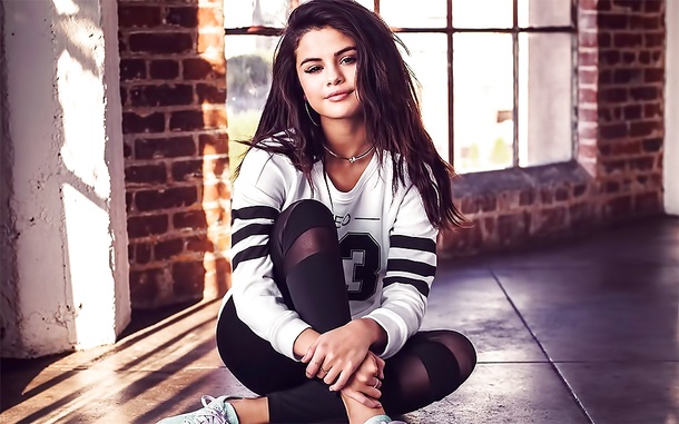 Hot Selena Gomez Pics