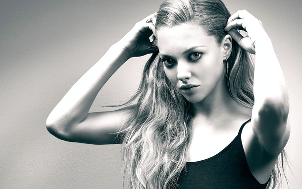 Amanda Seyfried Sexy Pics - Photo 03