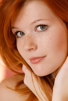 Ginger babe bares her curvy body