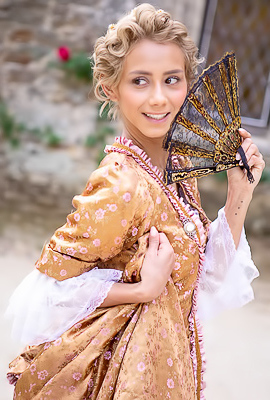 Verï¿½nica Leal Proves Gravity