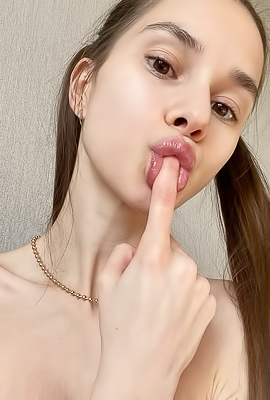 Leona Mia Amateur Nude Selfies