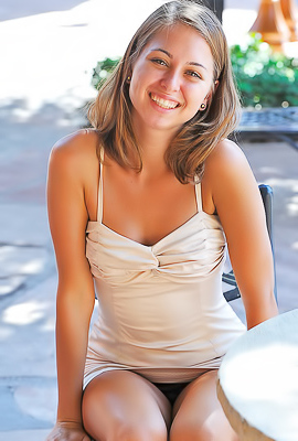 Petite amateur angel Riley Reid likes to play