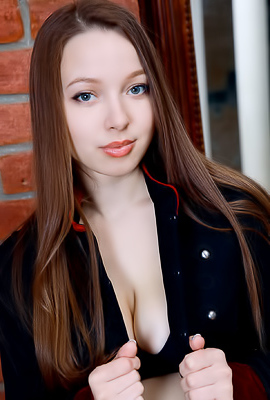 Charlize Admire The Reflection Of Her Shaved Pussy