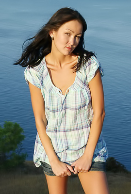 Rusya Brunette Hottie Teases Outdoors