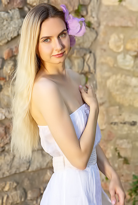 Emily Swan Slender Beauty Is Fresh As A Daisy In A Pretty Summer Dress