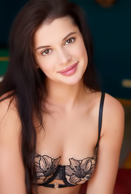 Asandra Dewy Invites You To Admire Every Delightful Detail Of Her Beautiful Body