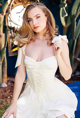 Playboy Muse Lareina Tay Beautiful Babe Getting Naked Outdoors