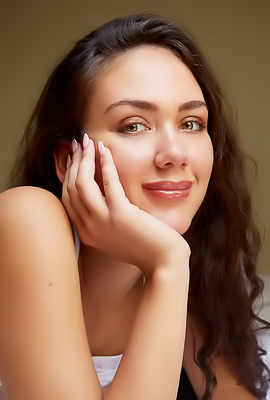 Vixi Rafi Sultry Beauty Will Mesmerize You With Her Gorgeous Green Eyes