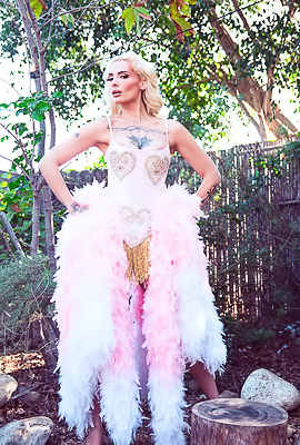 Shia Snow Hot Sexbomb With Pretty Face And Curly Blond Hairs And Perfect Boobs