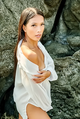 Shasha Captivating Filipina Beauty Is Soon Naked In The Sunshine