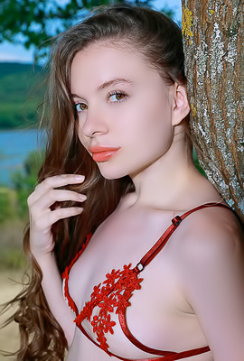 >Dariana Caresses Her Lovely Breasts And Peachy Bottom