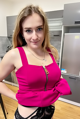 Dee Dee Sexy Babe Is Locked And Loaded For Some Sexy Fun