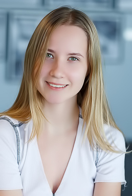 Delizi Adorable Blonde Bombshell With Curves That Captivate And A Playful Spirit