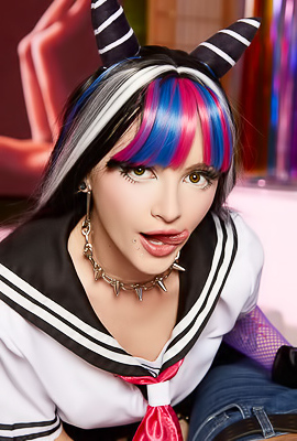 Cosplaying Babe Lola Fae