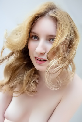 Minnie Lighter Reveals Her Adventurous Striptease With Barefoot Glamour And Propeller Tricks