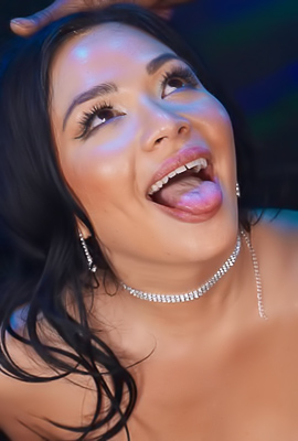 Scarlett Alexis Flaunts Her Voluptuous Curves